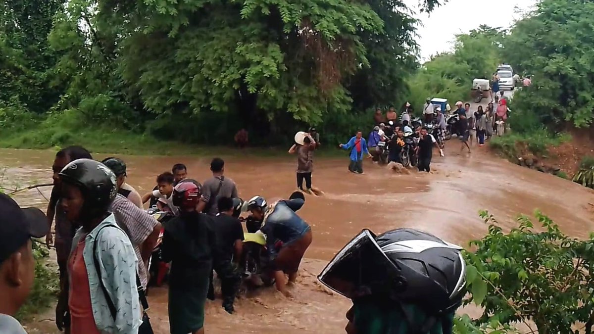 Khithitofficial's tweet photo. ကနီတွင် မုန်တိုင်းအရှိန်ကြောင့် မိုးရွာ ရေကြီးနေစဉ် စစ်တပ်က စစ်ကြောင်းထိုးလာ၍ ပြည်သူ ၁၃၀၀၀ ကျော် ထွက်ပြေးတိမ်းရှောင်နေရ
Read more->https://t.co/dmk3GYG0bj https://t.co/CqvqPBo69d