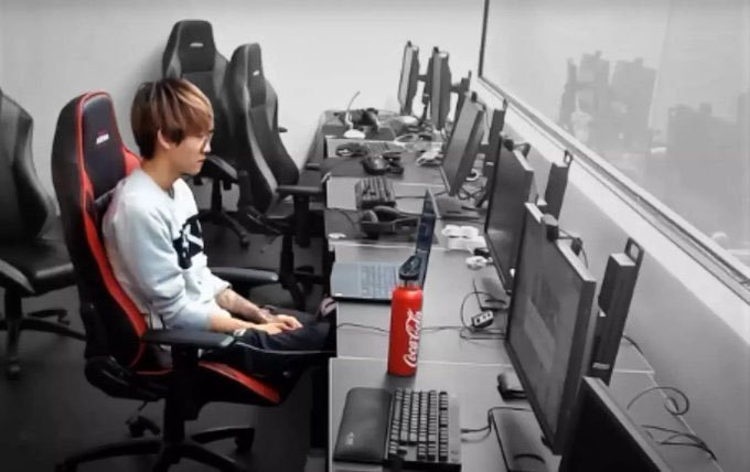 jakk_ow's tweet image. Me sitting out of voice listening to my team talk about the most stupid shit imaginable