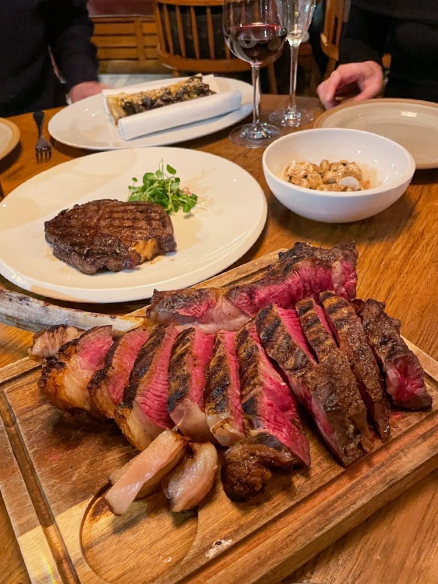 Yesterday, my friend and I had some delicious steaks at a Western-style restaurant by Tower Bridge.