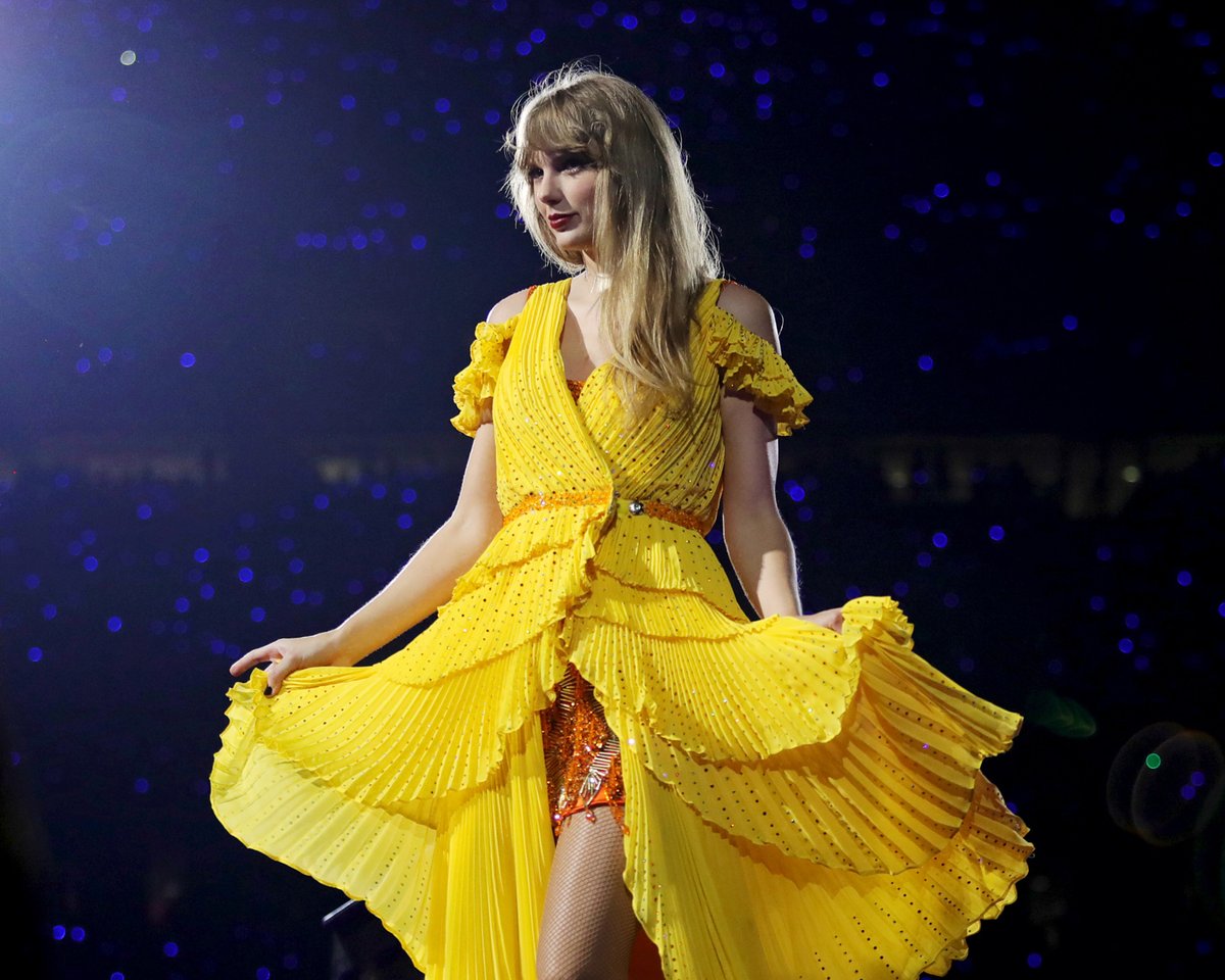 TheSwiftSociety's tweet photo. ‼️| Tonight’s surprise songs are 'Forever &amp; Always' and 'This Love' https://t.co/rsd9UXBijy