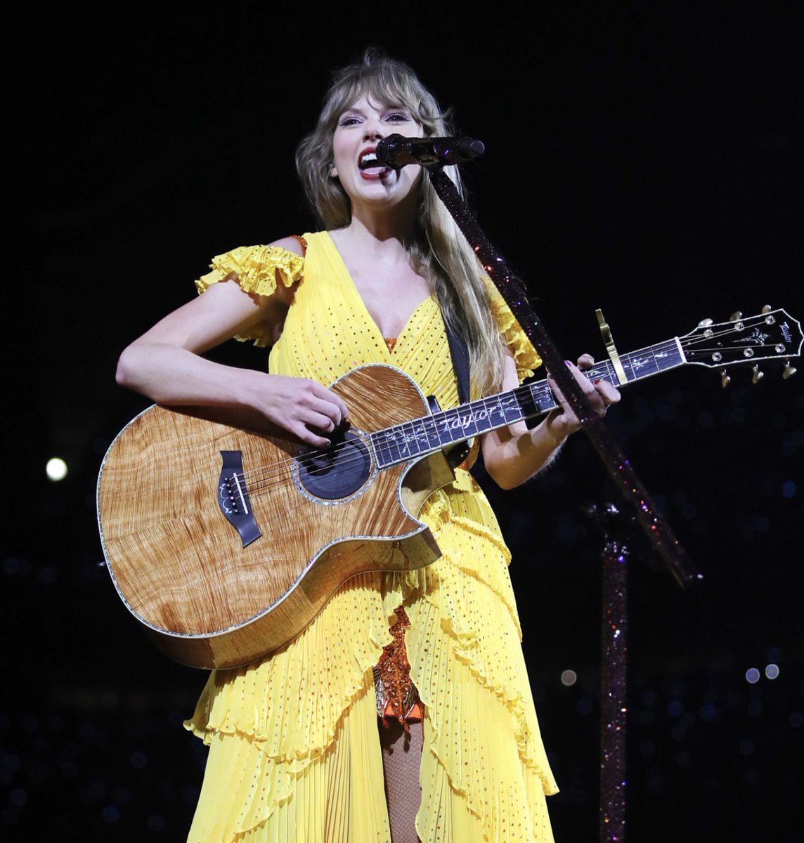 tswifterastour's tweet photo. 🚨| Taylor Swift performs “Forever &amp; Always TV” from “Fearless (Taylor’s Version)” as the first surprise song for Day 2 of ‘The Eras Tour’ in Philadelphia!
#TSTheErasTour  #PhillyTSTheErasTour #PhillyN2 https://t.co/PXvlBx0qpy
