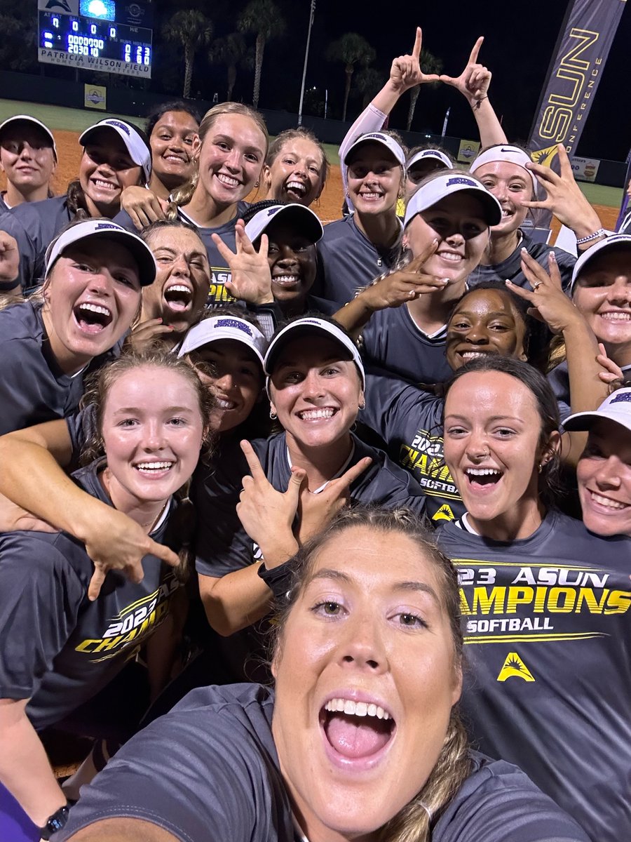 Say hello to your 2023 <a href="/ASUNSoftball/">ASUN Softball🥎</a> CHAMPIONS ‼️👏🤳

#ASUNBuilt | #BearClawsUp