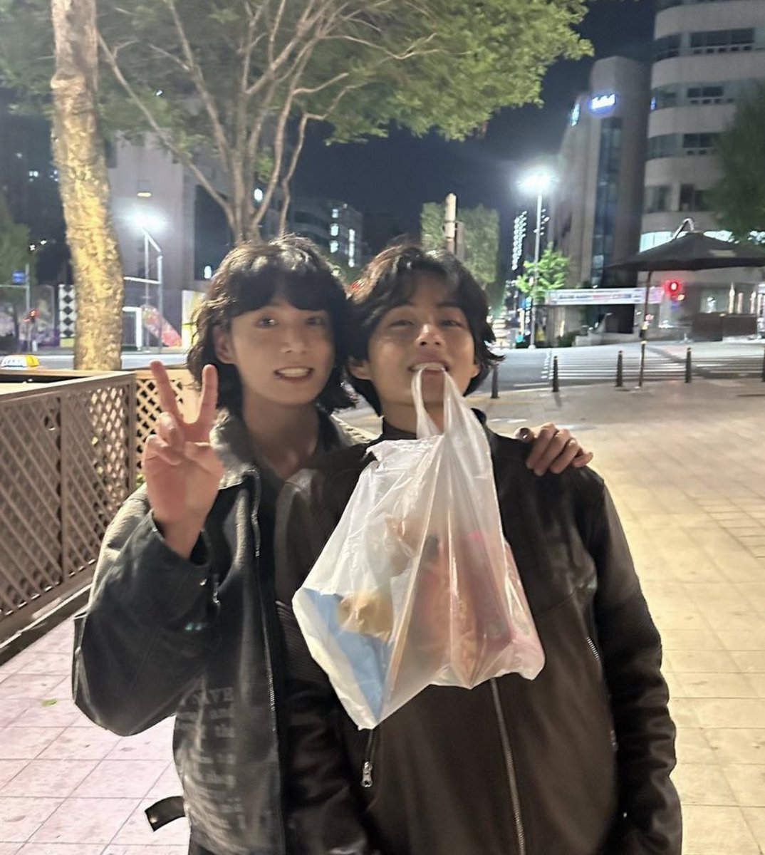 myjeonlvs's tweet photo. TENEMOS FOTO TAEKOOK ESTOY EN SHOCK https://t.co/TDtuhl2K0J