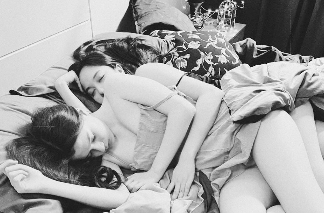 BsTLaR's tweet photo. Menos mal que quedan abrazos de esos donde se aprieta tanto que parece que te van a romper. Y en cambio, te reconstruyen.

#FreenBeckyWithUS #ฟรีนเบค #beckysangels #srchafreen https://t.co/GuX5oJhJx4
