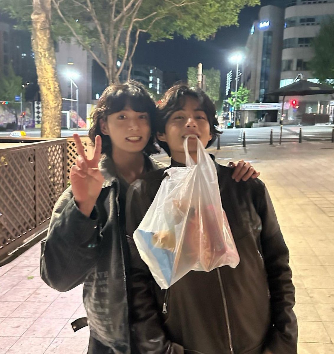 sugatradamus's tweet image. FIRST TAEKOOK SELCA OF THE YEAR