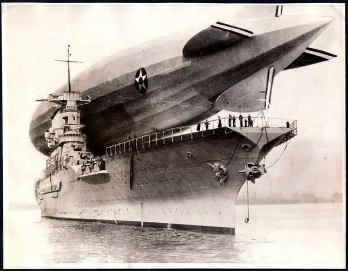 MuseZack's tweet image. The naval airship USS Los Angeles lands on the aircraft carrier USS Saratoga and creates the most steampunk/dieselpunk real life image of all time.