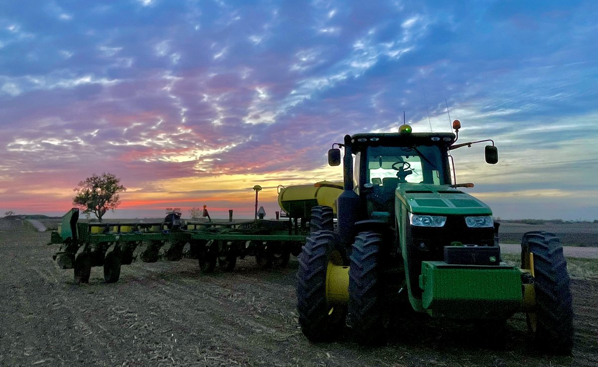 Nearing the end of #plant23. @NKSeeds @JohnDeere #sunset #ScamehornFarms