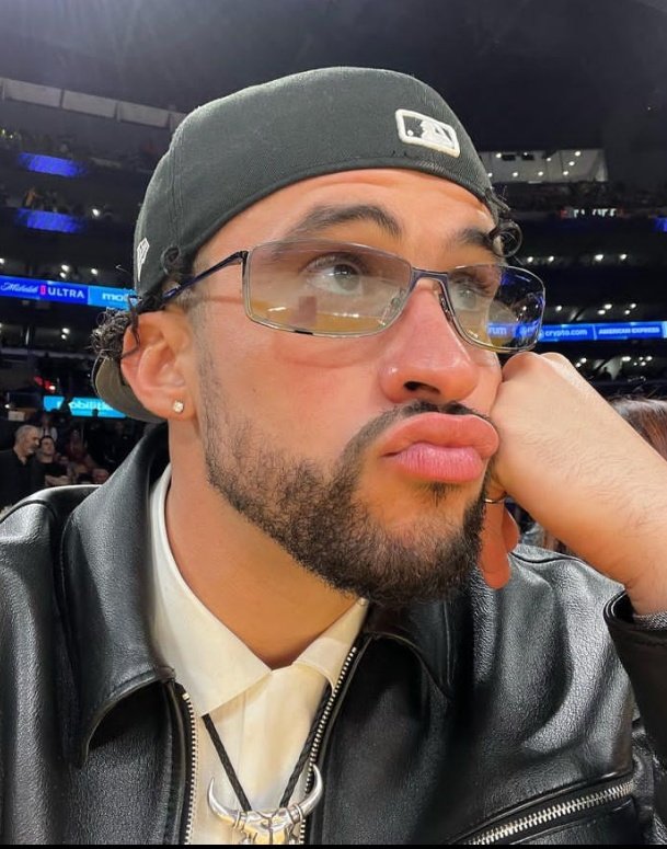 Mi cara cuando mi mamá me pide dinero y dice que después me lo devuelve: 
#BadBunny #Memes