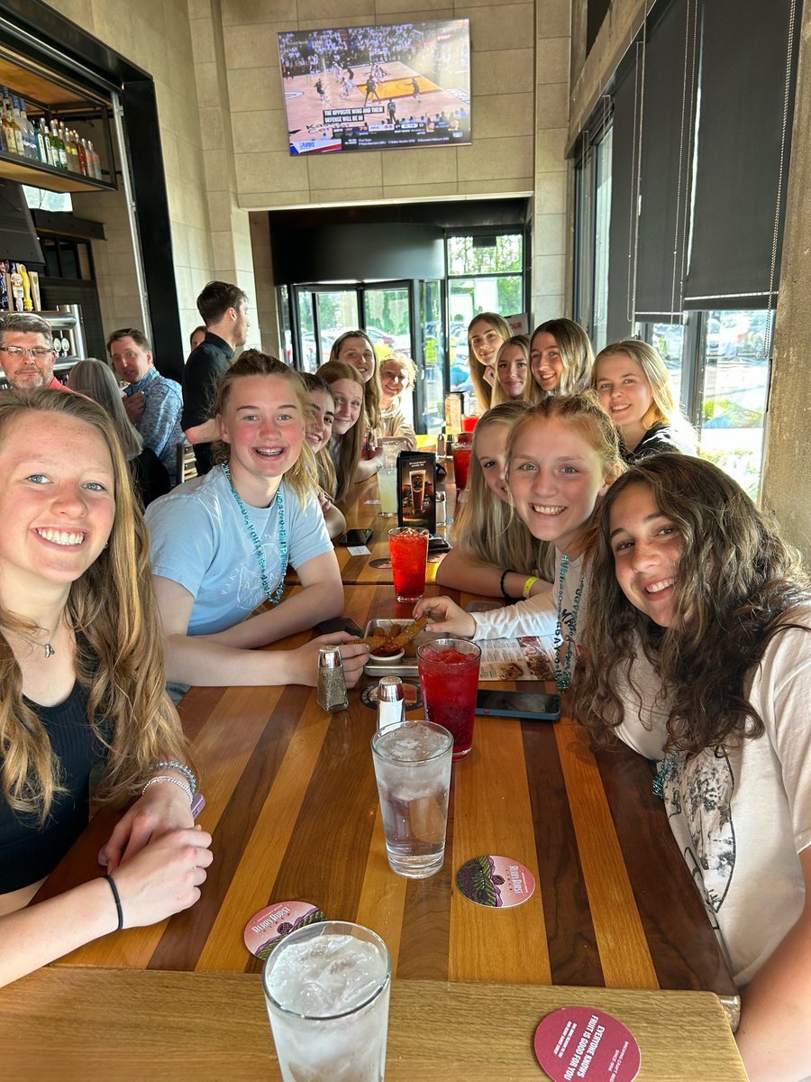 Bball_mom05's tweet photo. Having a great time in NY! Nat missed her junior prom this evening so her teammates made up for it with a hotel prom of their own! Even found a Photo Booth to crash! So many laughs! โค๏ธ #famOnThree #mainefirecrackers https://t.co/75c9IH8RfJ