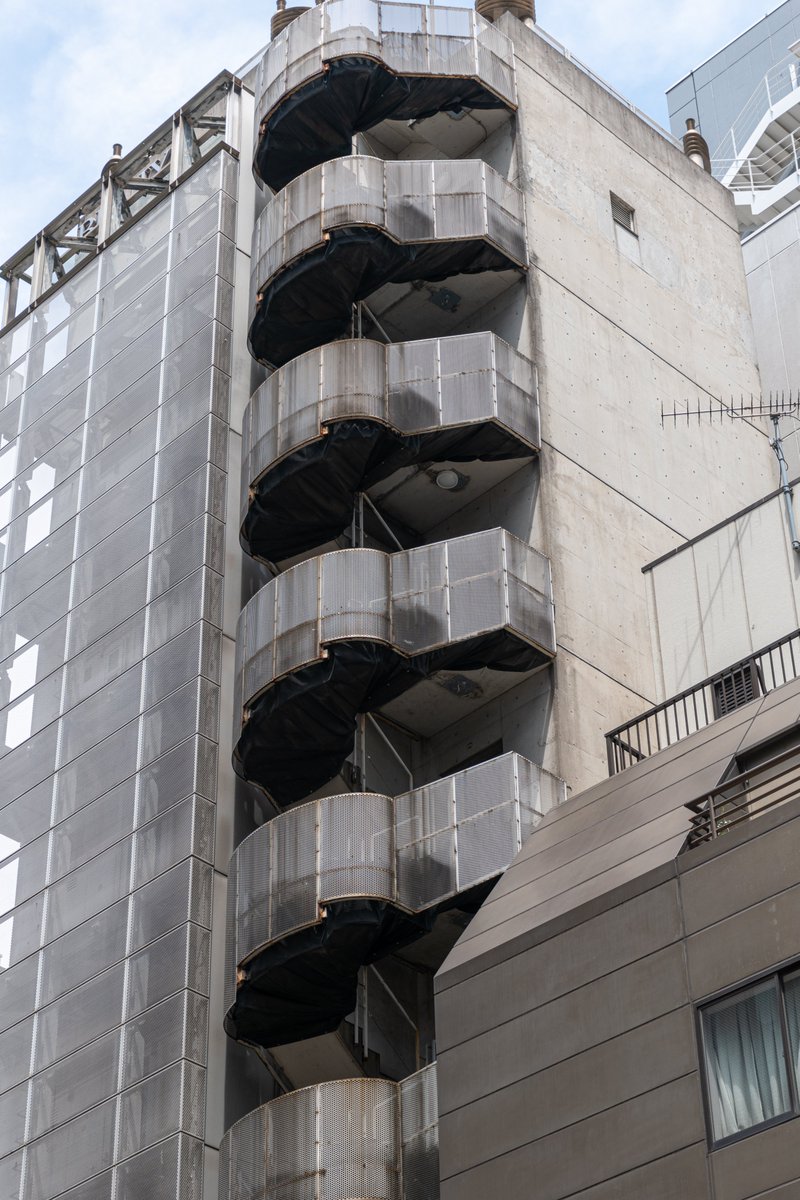 zaza_lt's tweet photo. #Tokyo #Japan #fireescape #fireescapes #stairs #staircase #architecture #urban https://t.co/xXhTSduLiV