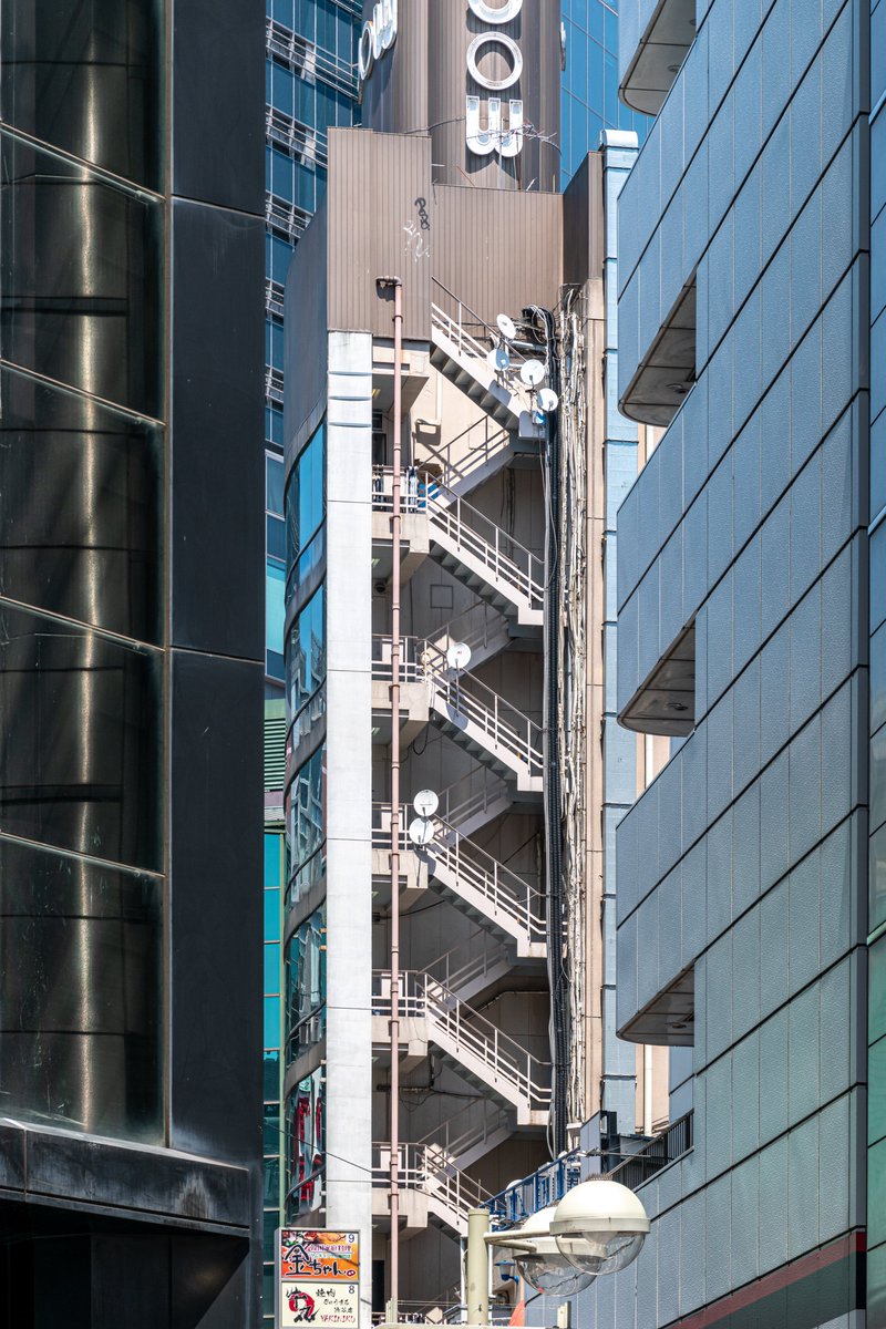 zaza_lt's tweet photo. #Tokyo #Japan #fireescape #fireescapes #stairs #staircase #architecture #urban https://t.co/xXhTSduLiV
