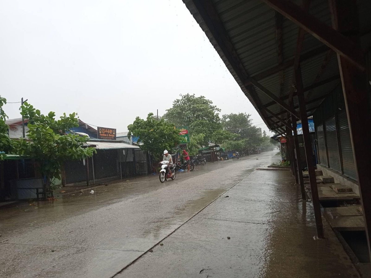 Myanmar_Now_Eng's tweet photo. Cyclone Mocha Update (9:30 am local time)

As Cyclone Mocha approaches Myanmar’s coastal areas in Rakhine State on Sunday morning, strong winds and rain have been observed in the state capital Sittwe and in Thandwe to the south. 

Read more - https://t.co/k9vCnT2l7d
#CycloneMocha https://t.co/Y38SRKqEWk