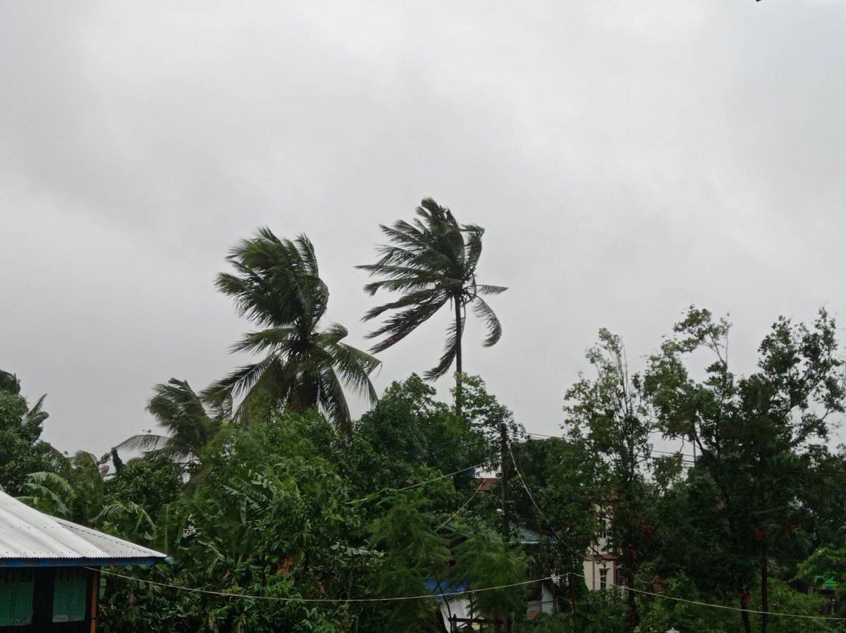 Myanmar_Now_Eng's tweet photo. Cyclone Mocha Update (9:30 am local time)

As Cyclone Mocha approaches Myanmar’s coastal areas in Rakhine State on Sunday morning, strong winds and rain have been observed in the state capital Sittwe and in Thandwe to the south. 

Read more - https://t.co/k9vCnT2l7d
#CycloneMocha https://t.co/Y38SRKqEWk