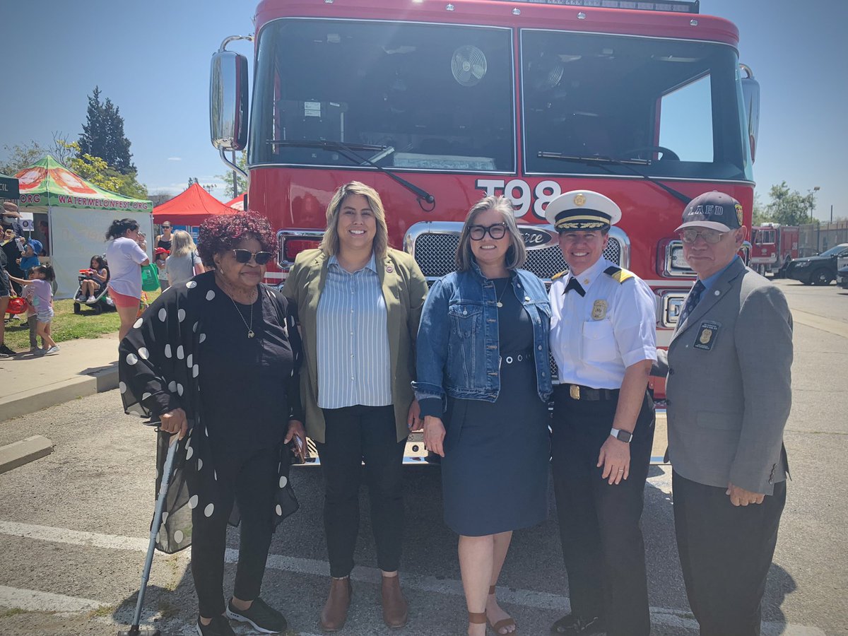 SenatorMenjivar's tweet image. A young person joined #LakeBalboa CWC to discuss safety + youth access to mental health care! Community-building at #Sylmar @LAFD Day of Service, highlighting the importance of firefighters &amp;amp; volunteers, followed by @BurbankFire &amp;amp; @BurbankPD Service Day. #Burbank VFW Family Day.