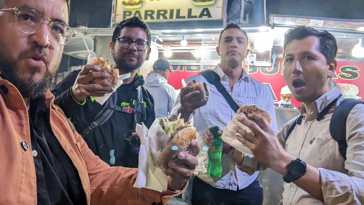 juvecolunga's tweet photo. Inicio del after de #PlatziConf en las burgers de jardín Pushkin. https://t.co/TJgqfPbe3x