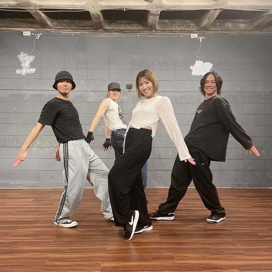 mayuko_825's tweet photo. 振付リハでした🕺

2時間ですんごい量の振付を覚えてくれた ダンサーチーム
忙しいのにカメラマンしてくれた たくやくん。
ナイスハッピーチームワークで
良い振りV撮れました！
ありがとう～～～～～～

素敵な作品になりますように✨
わくわく！！！！！！ https://t.co/u10ogKFDGA