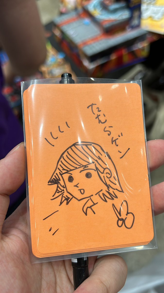 ちょうどいい紙があったので、買ってくれたらサイン入れます！さっき買ってくれた方も戻ってきてくれたらサインを…！ https://t.co/mIrNwAicaY https://t.co/KnPs55MBj3
