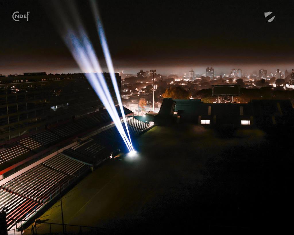 Nacional's tweet photo. ¡Se ilumina el cielo desde el Gran Parque Central! Somos el faro de luz desde el fútbol uruguayo al fútbol mundial 🔵⚪️🔴

#NadieGanóMás 
#124Años 
#165TítulosOficiales 
#ElClubGigante https://t.co/4samKhwAF4