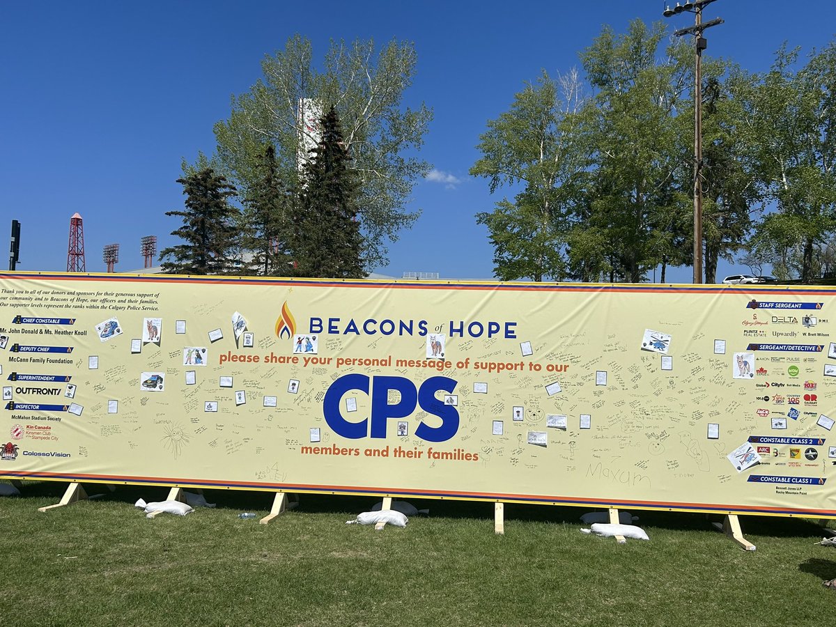 CalgaryPolice's tweet photo. We were honoured to join Calgarians at #beaconsofhope today. Thank you to the organizers and to everyone who came out to today’s event. #yyc https://t.co/vYDr8MzSTT