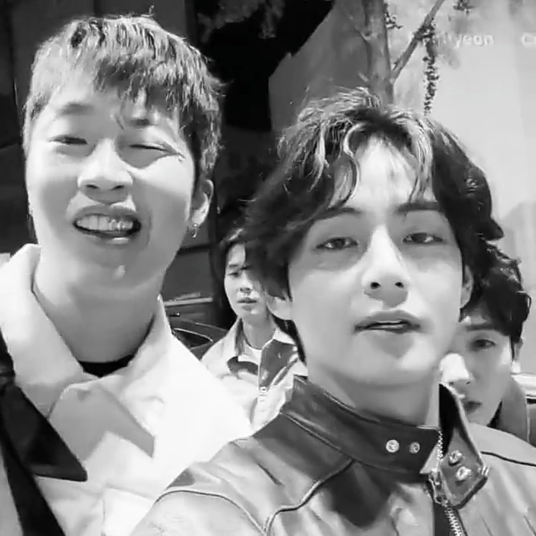 kiss_seven7's tweet photo. — El día de hoy #TAEHYUNG público fotos/videos en Instagram de lo que ha estado haciendo últimamente. En dichas actualizaciones podemos verlo junto a #JUNGKOOK y los miembros del wooga squad el día que fueron a la vip premiere de la película "Dream". También en un estudio [↓] https://t.co/e5be0DY5vy