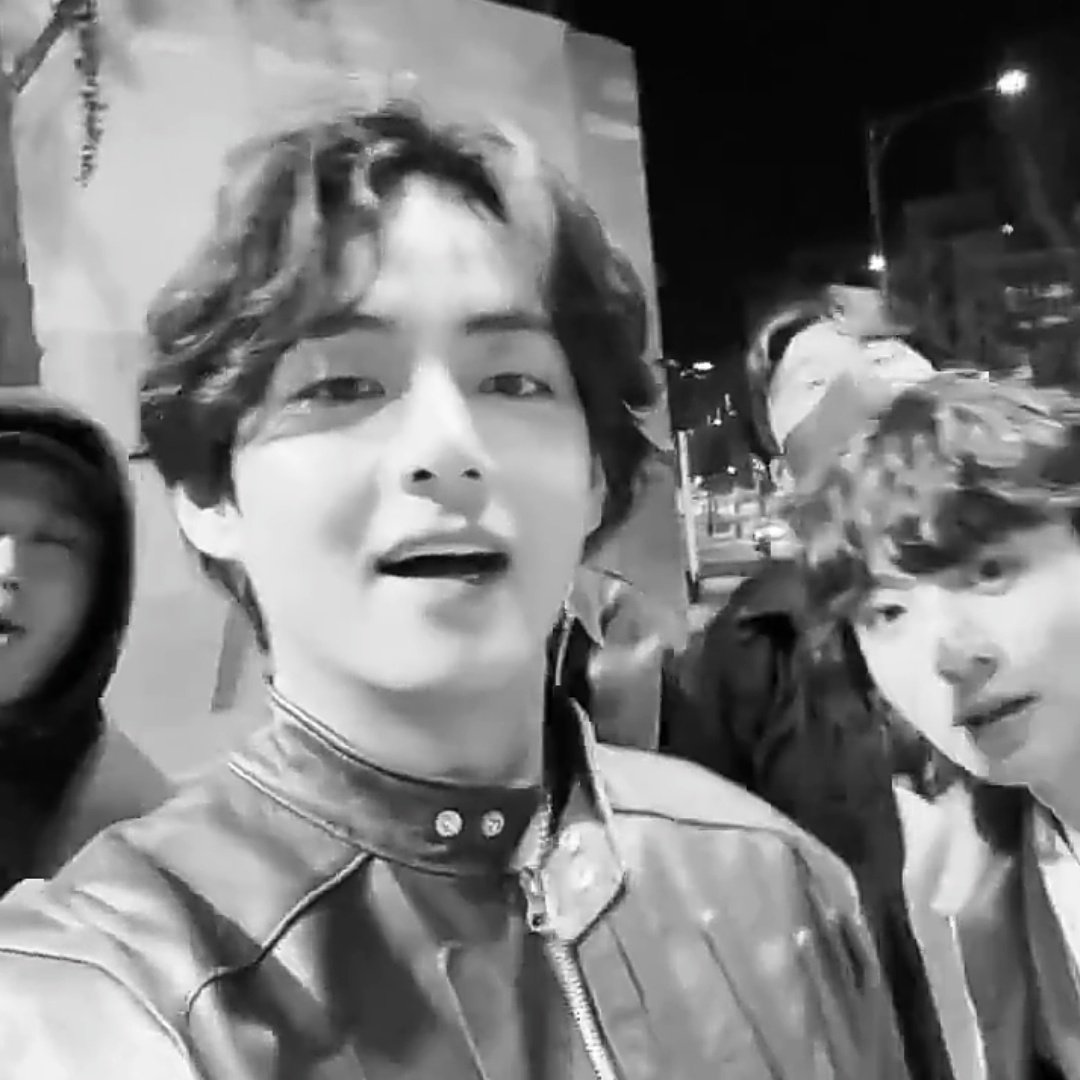 kiss_seven7's tweet photo. — El día de hoy #TAEHYUNG público fotos/videos en Instagram de lo que ha estado haciendo últimamente. En dichas actualizaciones podemos verlo junto a #JUNGKOOK y los miembros del wooga squad el día que fueron a la vip premiere de la película "Dream". También en un estudio [↓] https://t.co/e5be0DY5vy