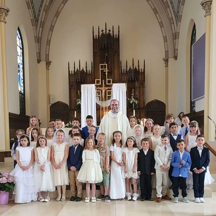 Aujourd’hui, nos élèves ont reçu le sacrement de la 1re communion. Félicitations, nous sommes fiers de vous! 🌟 
Ce fut une très belle célébration à l’Eglise Ste-Anne. Merci Père Patrick et Katherine Marsh!