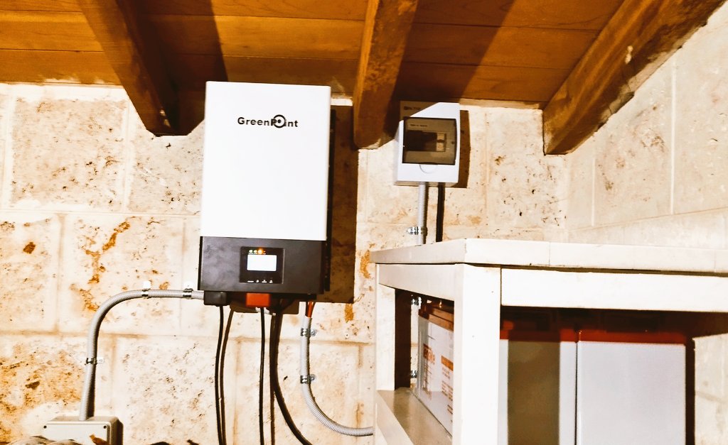 ¡Lo logramos! El sistema solar con baterías de emergencia está listo y funcionando. Ahora esta casa podrá disfrutar de una fuente de energía renovable y ecológica. #EnergiaSolar #LucendiSolar #EnergiaRenovable #PinarDelRio #LucendiInstala