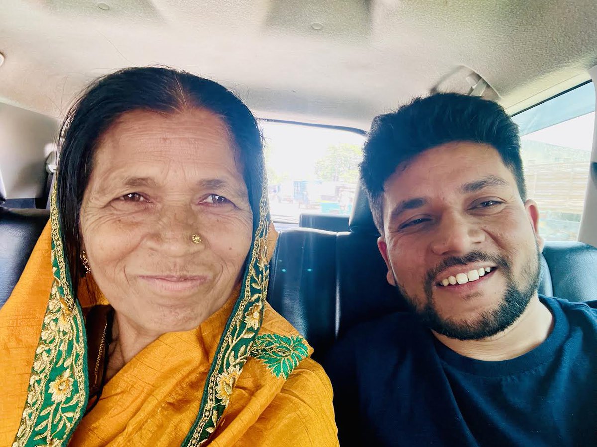 Bachpan me Maa koi mithai bhi dete the khane k liye to hmlog ke liye bacha kar rakh deti thi . 
Maa jitna apne bachho ke liye Struggle krti hai wo koi nhi kr skta hai. 
Is dunia ki Asli Yoddha Maa hai . 
Gf ko to sblog shopping krwate hai kabhi Maa ko krwa ke dekho bahut sukun