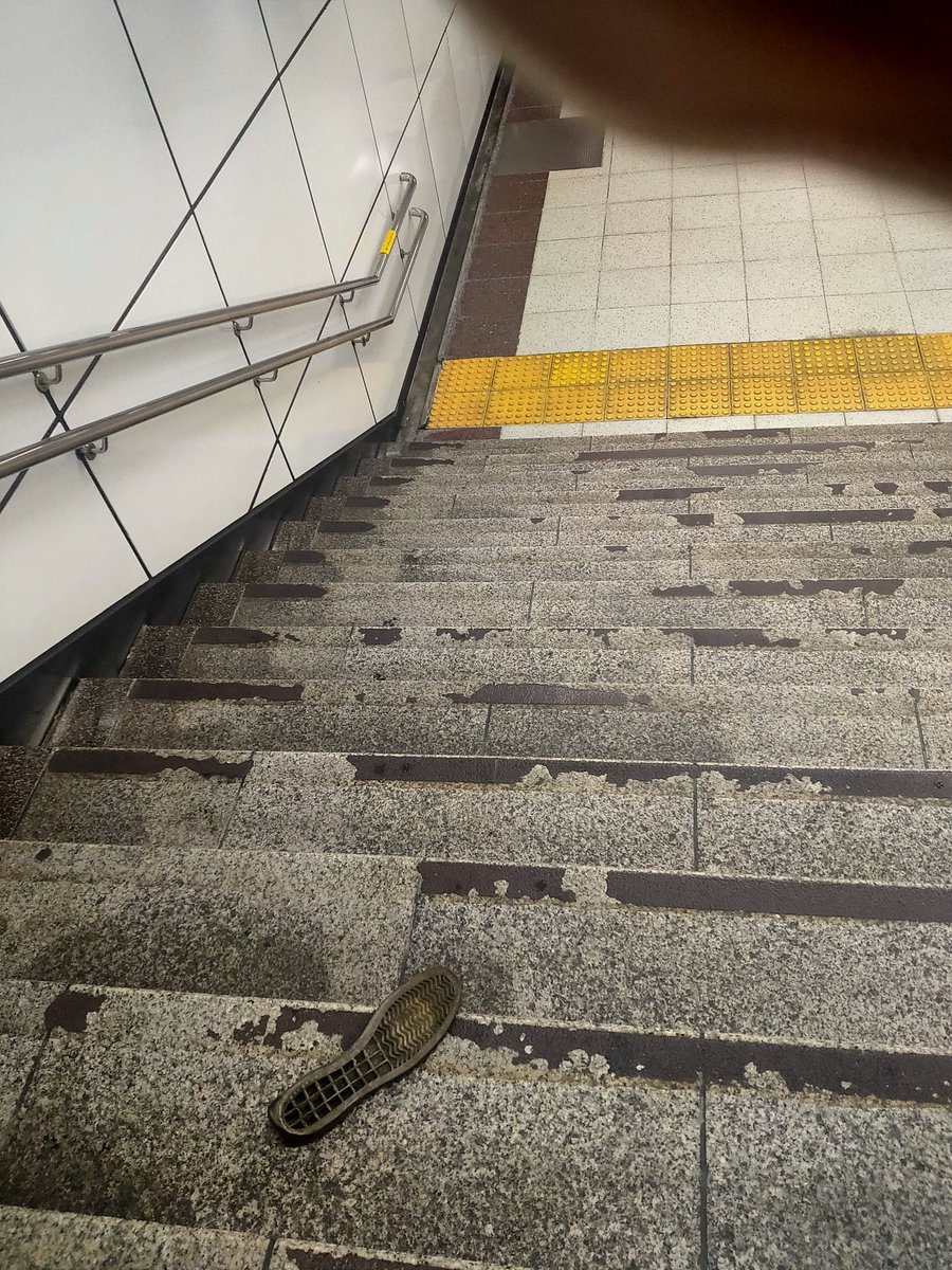 konbusun2's tweet photo. 終電に駆け込む通路の途中に靴底が落ちていた。 https://t.co/feAOmgxYbN