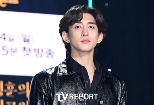 tang__kira's tweet photo. Choi Junghoon akan hiatus dari segala aktivitas ketika menjadi MC season baru dari The Seasons.

Buat Choi Junghoon, tanggung jawab dia sebagai MC besar banget dan dia ngerasa gabisa fokus kalau dia masih aktif di berbagai aktivitas/event lain. https://t.co/O9Uu4Tu5b4