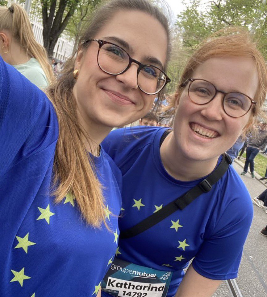 EUinSwitzerland's tweet photo. 31 blau-gelbe 🇪🇺Farbtupfer im Meer der 🏃♀️🏃 des #GPBern2023! Grossartige Stimmung, tolle Anfeuerung durch die Bevölkerung! DANKE🙏 @Bern_Stadt und alle #Berner & #Bernerinnen! #Running4Europe @gpbern #ff https://t.co/FA7Fm3fqjR