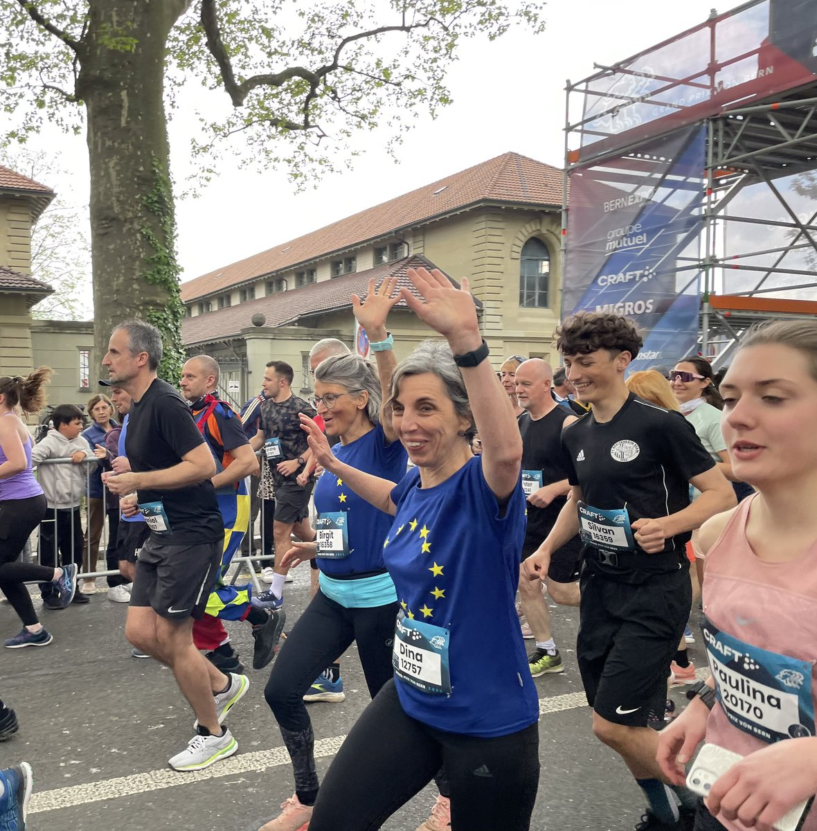 EUinSwitzerland's tweet photo. 31 blau-gelbe 🇪🇺Farbtupfer im Meer der 🏃♀️🏃 des #GPBern2023! Grossartige Stimmung, tolle Anfeuerung durch die Bevölkerung! DANKE🙏 @Bern_Stadt und alle #Berner & #Bernerinnen! #Running4Europe @gpbern #ff https://t.co/FA7Fm3fqjR