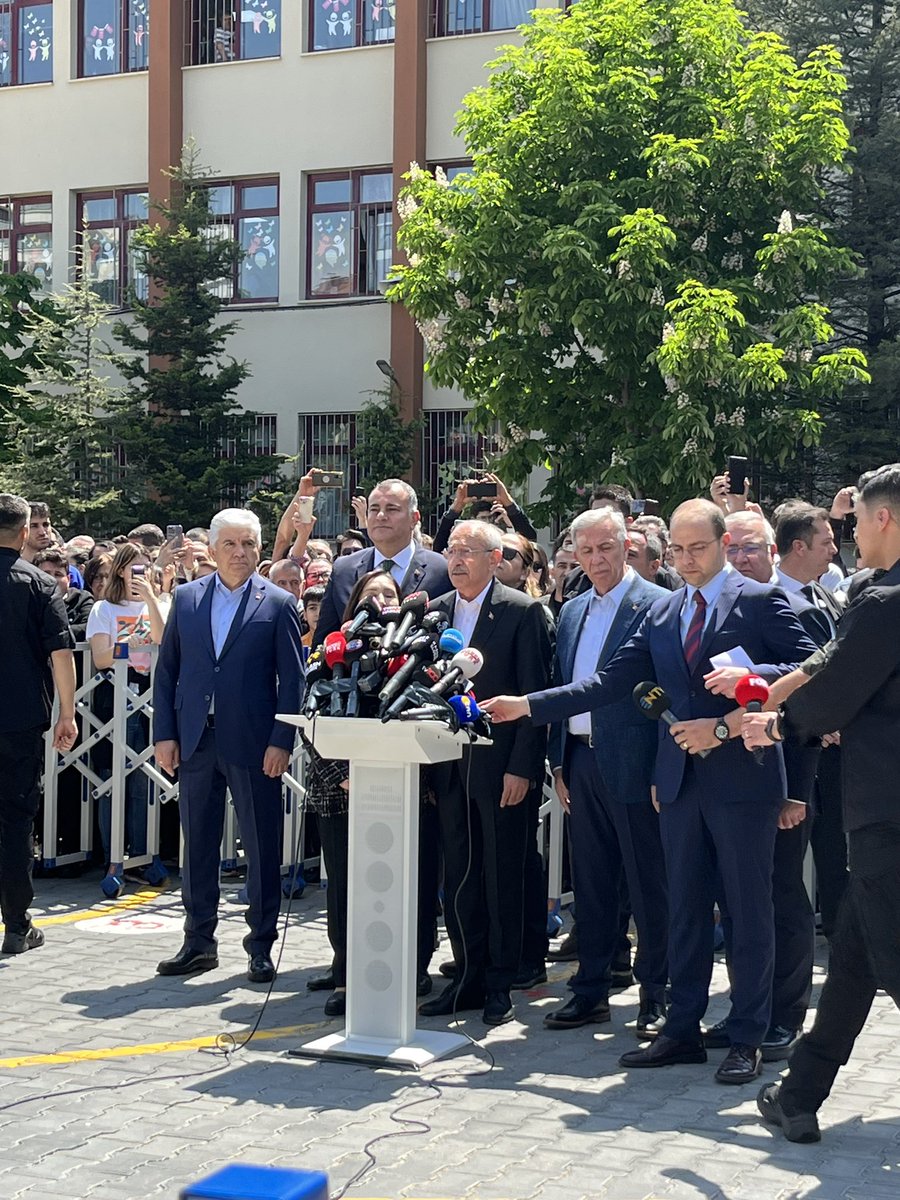 Vaalipäivä! Turkissa äänestystä on jatkunut nyt neljä tuntia, hetki sitten oppositioehdokas, mahdollinen tuleva presidentti Kemal Kılıçdaroğlu kävi jättämänsä äänensä Ankarassa kotinsa läheisellä koululla. #turkki