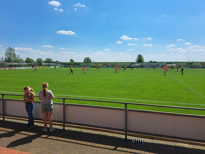Wilsum houdt Alcides op afstand: In de strijd om lijfsbehoud in de 4e klasse heeft Wilsum goede zaken gedaan door doelpuntloos te remiseren tegen Alcides. Tot grote tevredenheid zorgde dit resultaat echter niet. Wilsum speelde 70 minuten met een man… dlvr.it/Sp14Qs