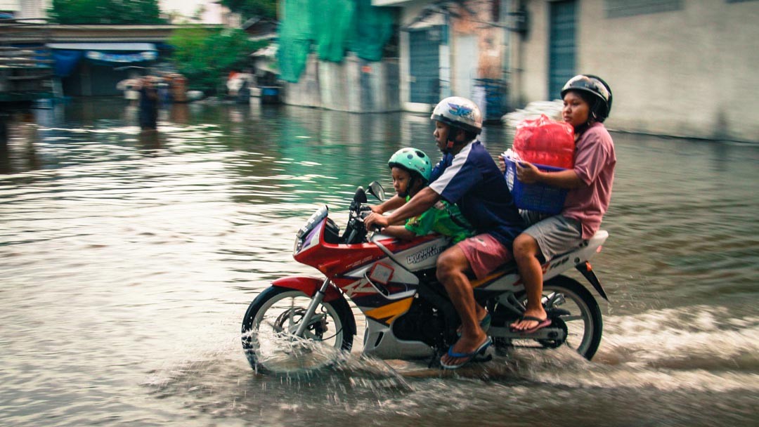 MichaelTChew's tweet photo. #Thailand #Bangkok #thaiflood #waterlogged #bikes #instagram #heavyrain #wateroverflow #emergency #rainyday #moonsoon #disaster https://t.co/T7ggTjhpst
