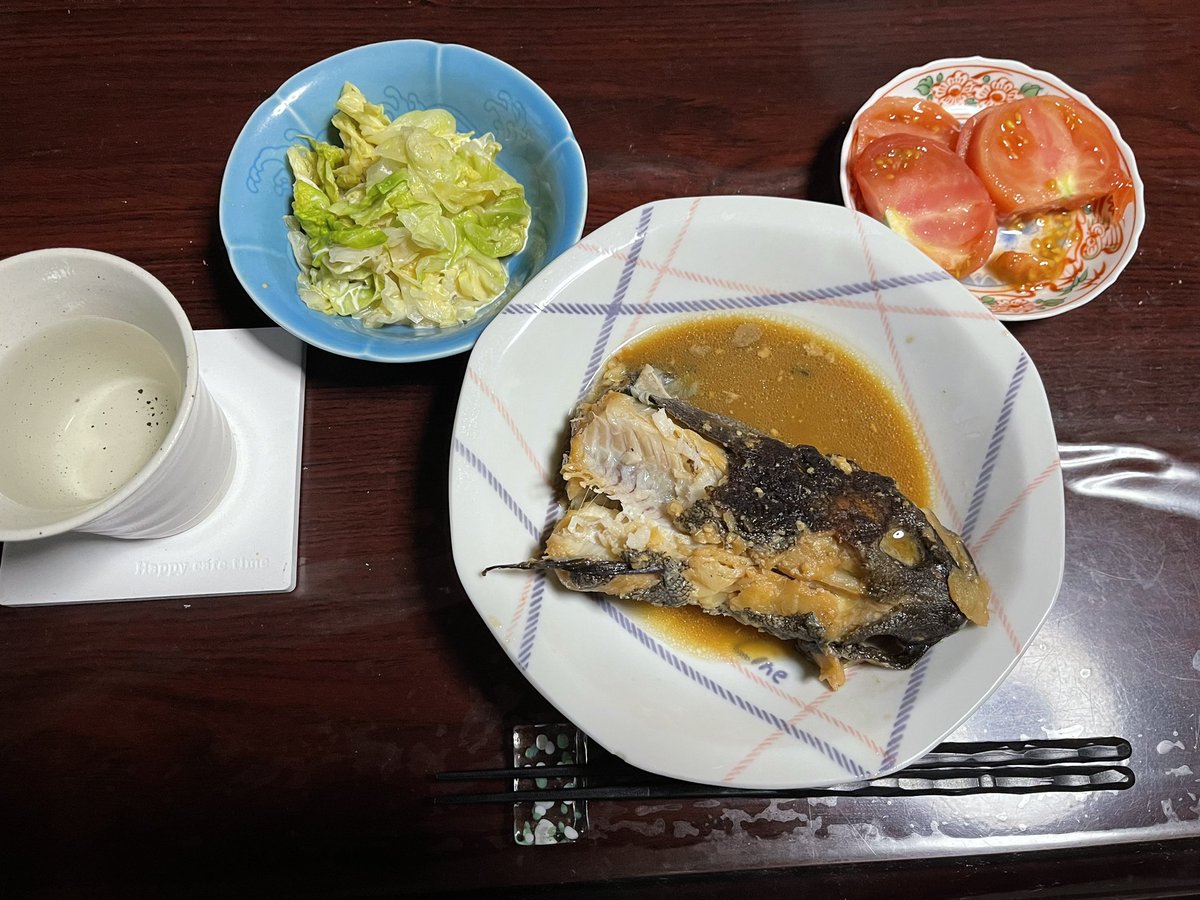 maimero1966's tweet photo. こんばんは、
5月半ばなのに寒いです😨

晩酌🍶は、熱燗に肴は煮魚（どんこ）と冷やしトマト🍅、キャベツのお浸し？　です

#ミッキーを探せ https://t.co/RsnNDoQkW9