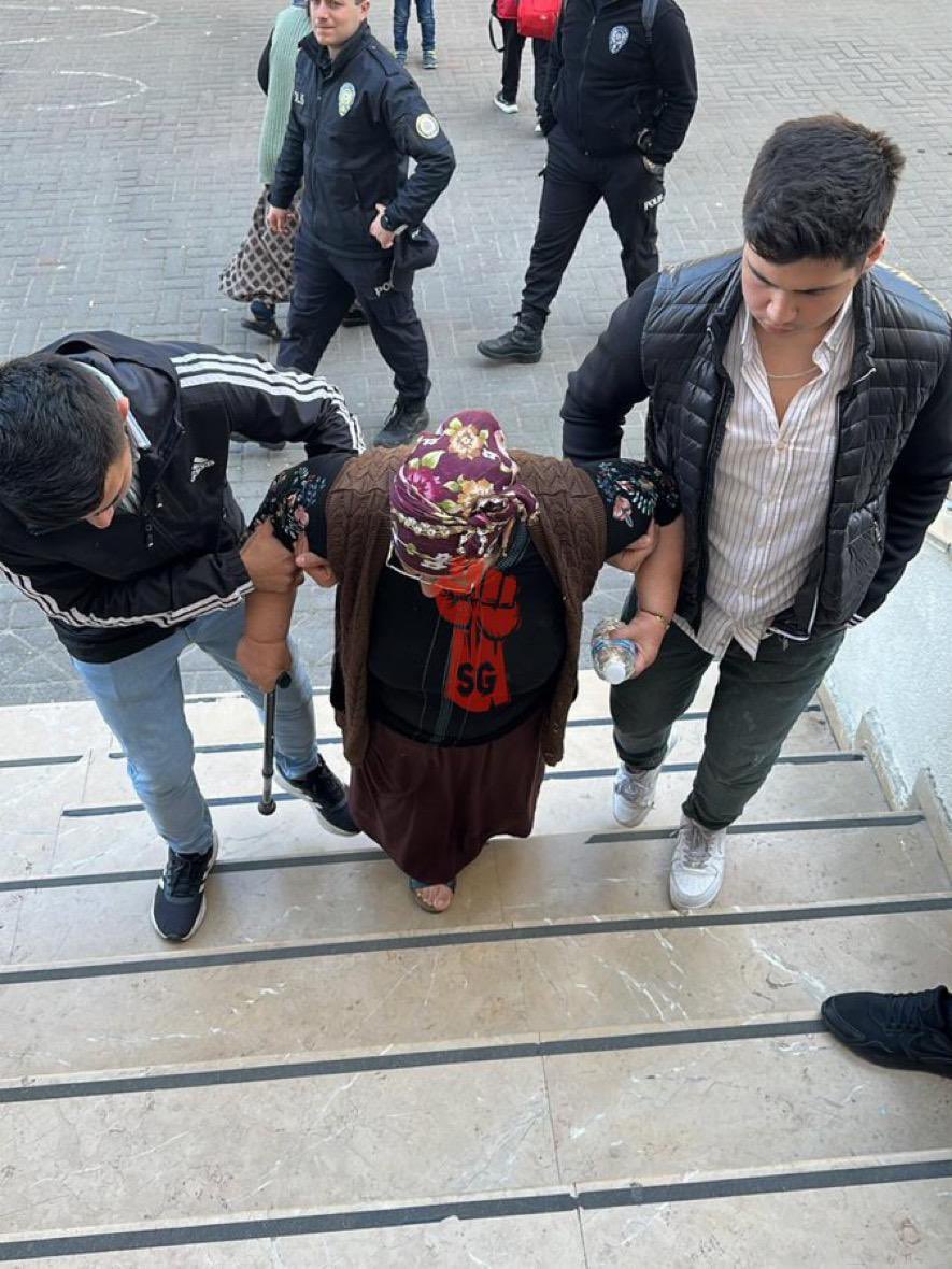 İstanbul Mehmet Akif Ersoy ilköğretim Okulunda CHP'ye oy vermek isteyen yaşlı bir teyzeye yardım eden sandık görevlisi oyu AK Parti’ye bastı. Olayla ilgili tutanak tutuldu.