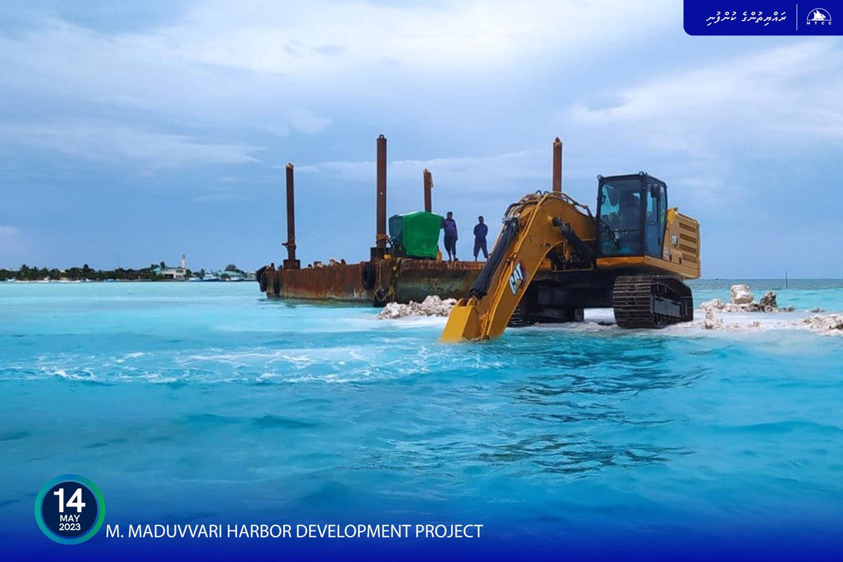 xaahidhu's tweet image. މ. މަޑުއްވަރީ ބަނދަރު ތަރައްޤީ ކުރުމުގެ މަޝްރޫޢުގެ އަމަލީ މަސައްކަތް 14 މެއި 2023 ވަނަ ދުވަހު ފެށިއްޖެ. މިހާރު ކުރިއަށްދަނީ ނެރަށް ވަދެވެން އޮންނަ ދިމާ ފުންކުރުމުގެ މަސައްކަތް.
#MTCCProjects #RayyithungeKunfuni
@MTCCPlc @ibusolih