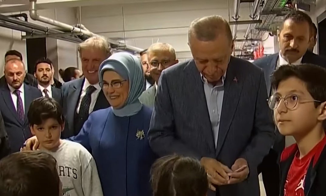 pusholder's tweet photo. Cumhurbaşkanı Erdoğan oy vermek için geldiği okulda k��çük çocuklara harçlık verdi. https://t.co/W5oBAp94RQ
