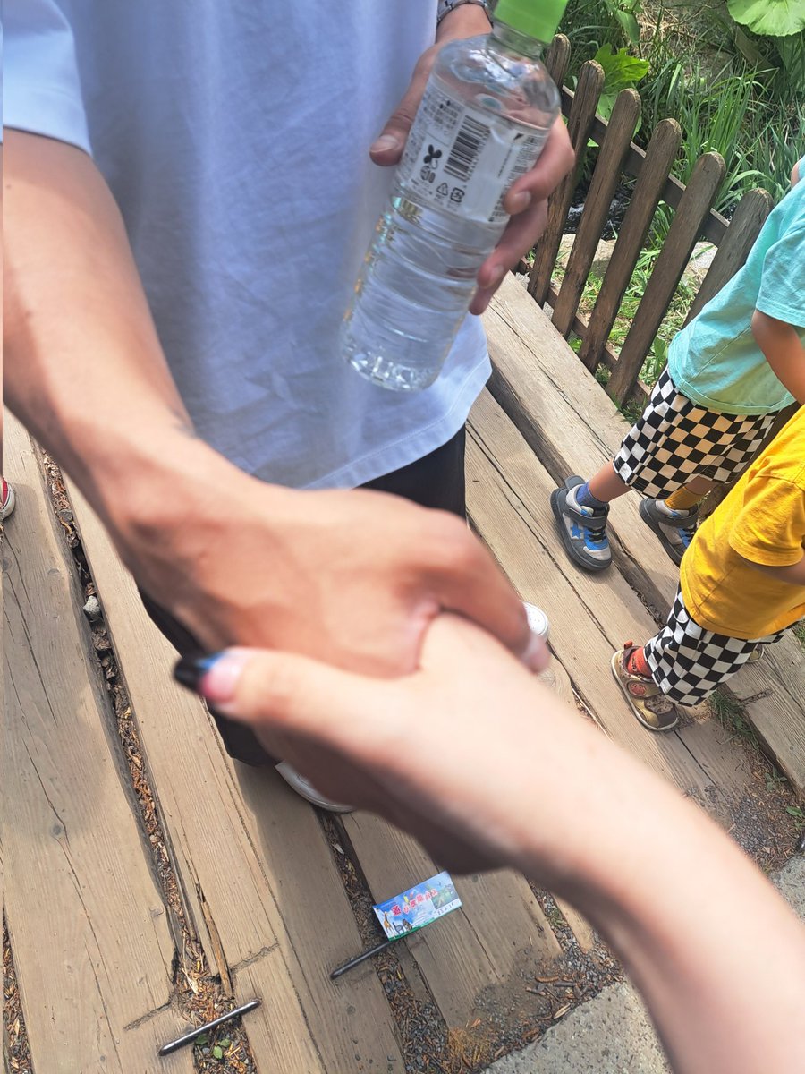 ONE_OK_ROCK_col's tweet photo. もう時効だよね…
動物園閉園時間だしね…
ノースサファリサッポロに今日行ったらまさかのTomoyaファミリーが…
プライベートだと言うのに神対応していただきました😭
ということで帰りは欠便か墜落します😭 https://t.co/eukT5d23MP