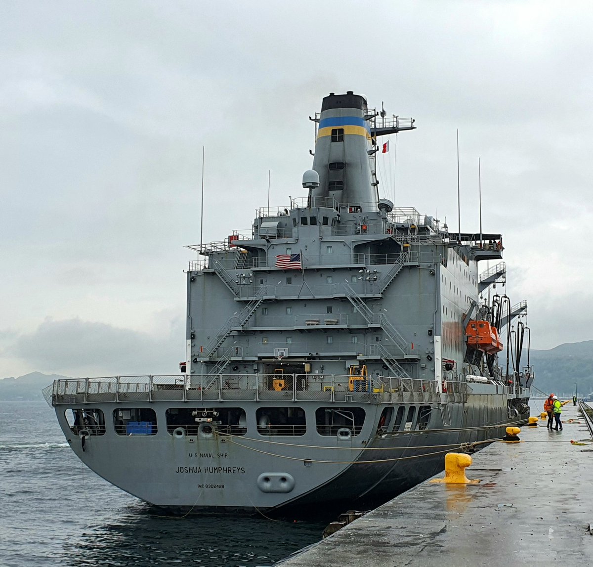 RNinScotland's tweet photo. Good morning from #Hunterson in North #Ayrshire where we welcome alongside our @NATO allies from the USA 🇺🇸 the USNS JOSHUA HUMPHREYS 🤝🏼
#FormidableShield23 #Scotland @USAinScotland @MSCSealift @USNavyEurope @USNATO @USAinUK @PeelPorts #WeAreNATO #StrongerTogether #SundayFun https://t.co/XxYj85APRd