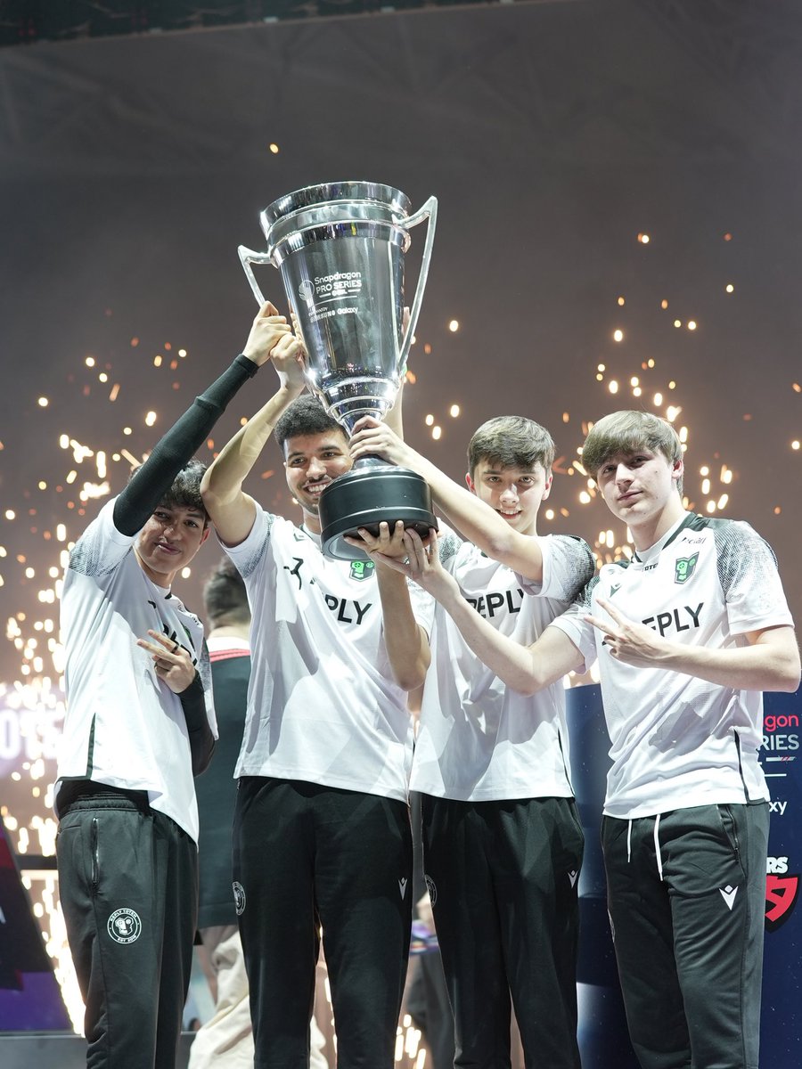 Reply_Totem's tweet photo. LIFT THAT TROPHY BOYS IT’S ALL YOURS 💚 🏆 https://t.co/zkCLVyqMxm