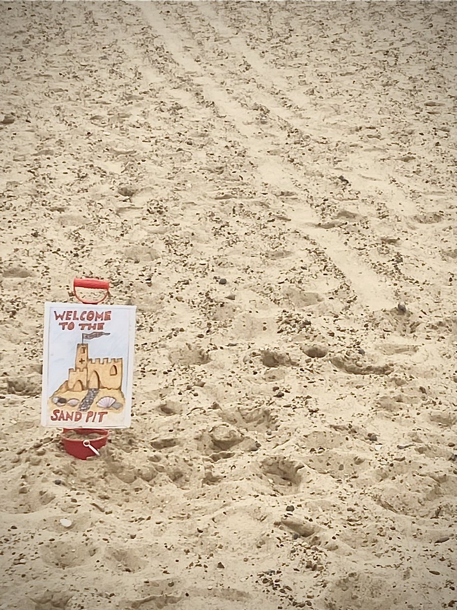 Ben_garrod's tweet photo. If you want a spicy @parkrunUK then the one on Gt Yarmouth BEACH is a … ‘good’ choice … and apparently the toughest in the UK. It’s fiiiiiine! Absolutely fine. Totally fine …. it burns 

#ParkRun #DragonInTraining #SandyBits https://t.co/44DIy32aMH