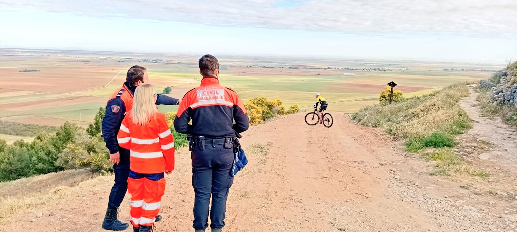 apcvalladolid's tweet photo. Durante la mañana damos protección en la ruta MBT "V Memorial Jesús Negro De Paz", con salida en Urueña (#Valladolid).

Asistimos también al homenaje a Estela Domínguez y María García, recordando el respeto al ciclista y la distancia mínima con él. https://t.co/VO4JnBctCm