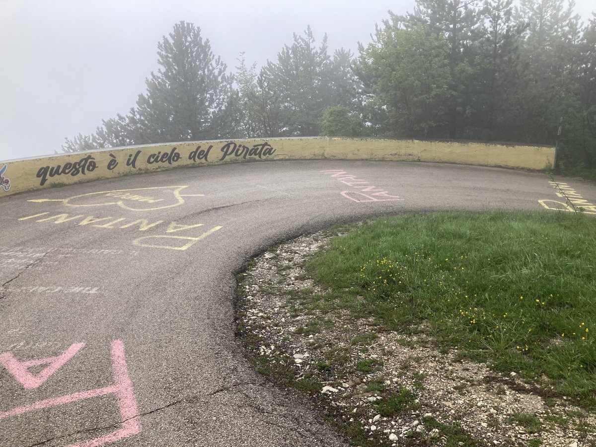 simeoli1972's tweet photo. Se il ⁦@giroditalia⁩ arriva in Romagna non puoi non fare una deviazione quassù. Avrei voluto farla in bici ma pioveva troppo #CippoCarpegna. Ciao Marco. E ora andiamo a raccontare la crono https://t.co/a1iQmoUy2A