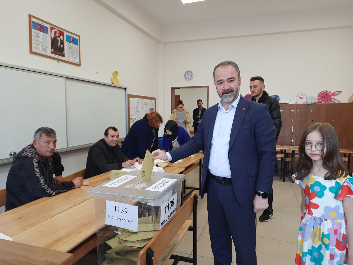 Ademdizer1's tweet photo. Ülkemizin mutlu, huzurlu, güzel geleceği için oyumuzu kullandık. Tüm vatandaşlarımızın kullanacakları oyların, hayırlı olmasını temennisiyle seçimlerin sakin, huzurlu ülkemize yakışır şekilde tecelli etmesini diliyorum. 
#2023TürkiyeGenelSeçimleri https://t.co/qyLmjzvh9L