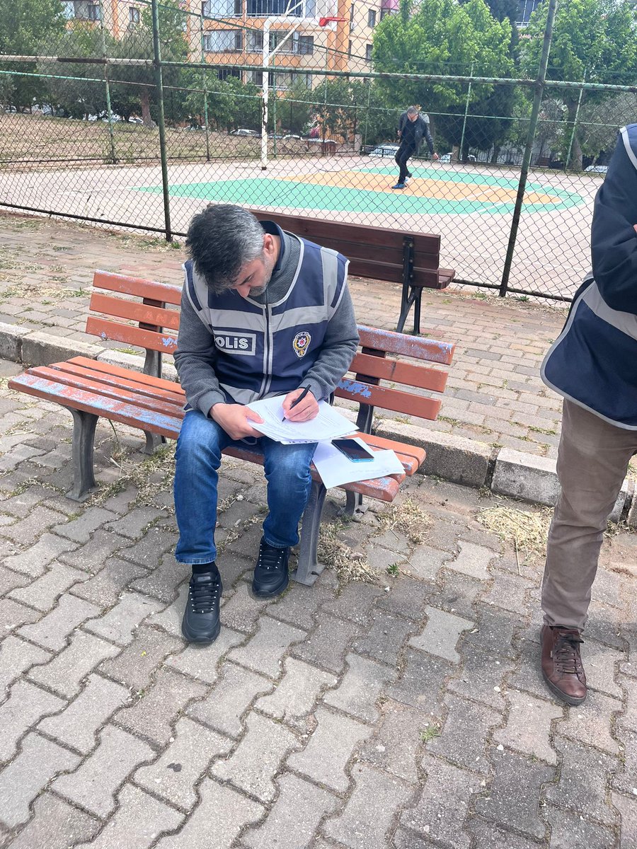 Esenler Ali Haydar Önder Anadolu Lisesi'nin 1167 no'lu sandığında alzheimer hastası bir seçmene refakat edilmeye çalışıldı. Müşahitler genelgeyi belirtmesine rağmen sandık başkanı, görevini ifa etmedi. Müşahitler, polislerin tutanak tutmasını sağladı.