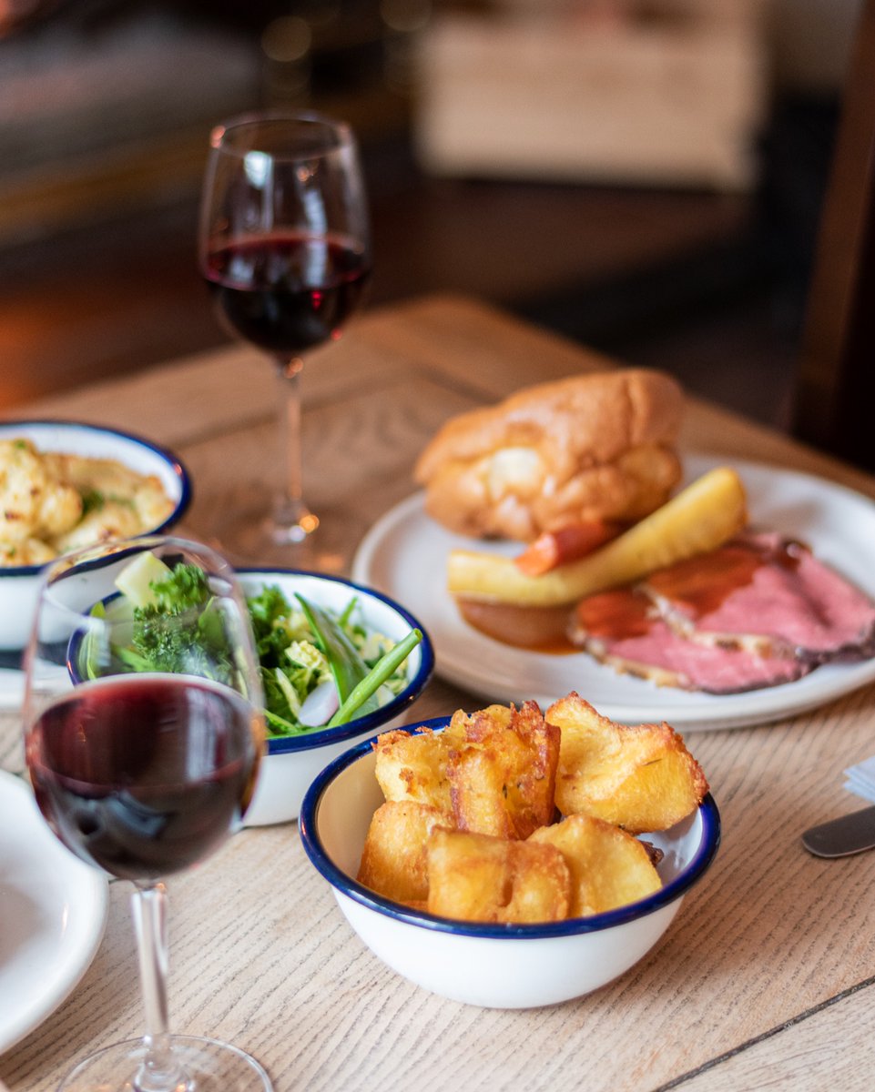 We can't think of a better way to end the weekend than with a delicious Sunday roast 🍗🥔🥕  Can you? 🙈

Our kitchen is open from 12 PM - 6 PM  with last booking at 5.30 PM
.
.
.
 #newbury #westberkshire #westberks #headley #hungerford #newburyberkshire #wickham