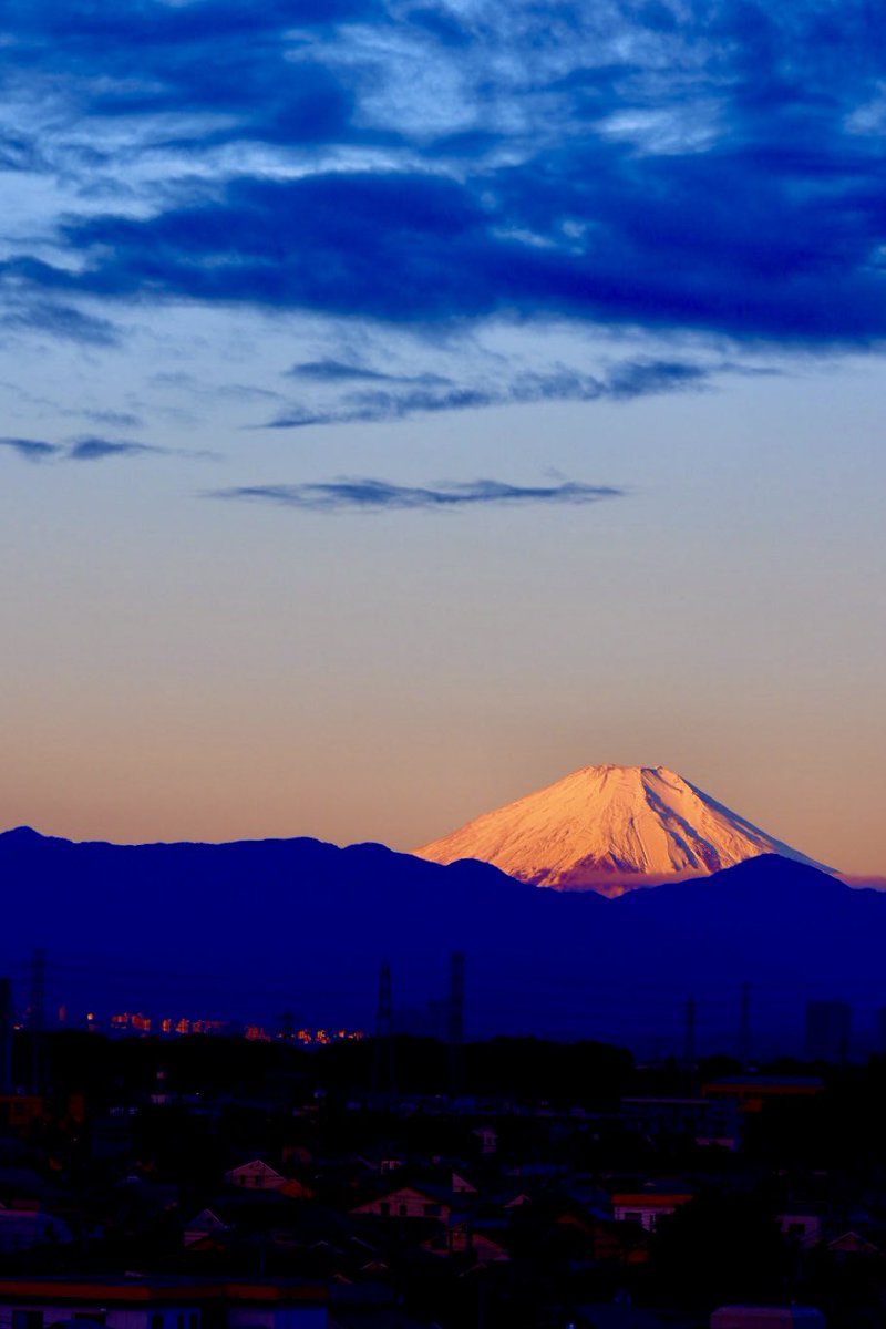 . 今日も一日お疲れ様でした😄 明日も宜しくお願いします😊 🗻＃カコフジ 🗻 朝景：2022.10.26 6:18 スッキリ爽やかふじさん 朝陽が当たり始め清々しい朝の始まり ｵﾔｽﾐﾅｻｲ 🙋🏻‍♂️😴💤MtFuji＃富士山キリトリセカイ＃写真好きな人と