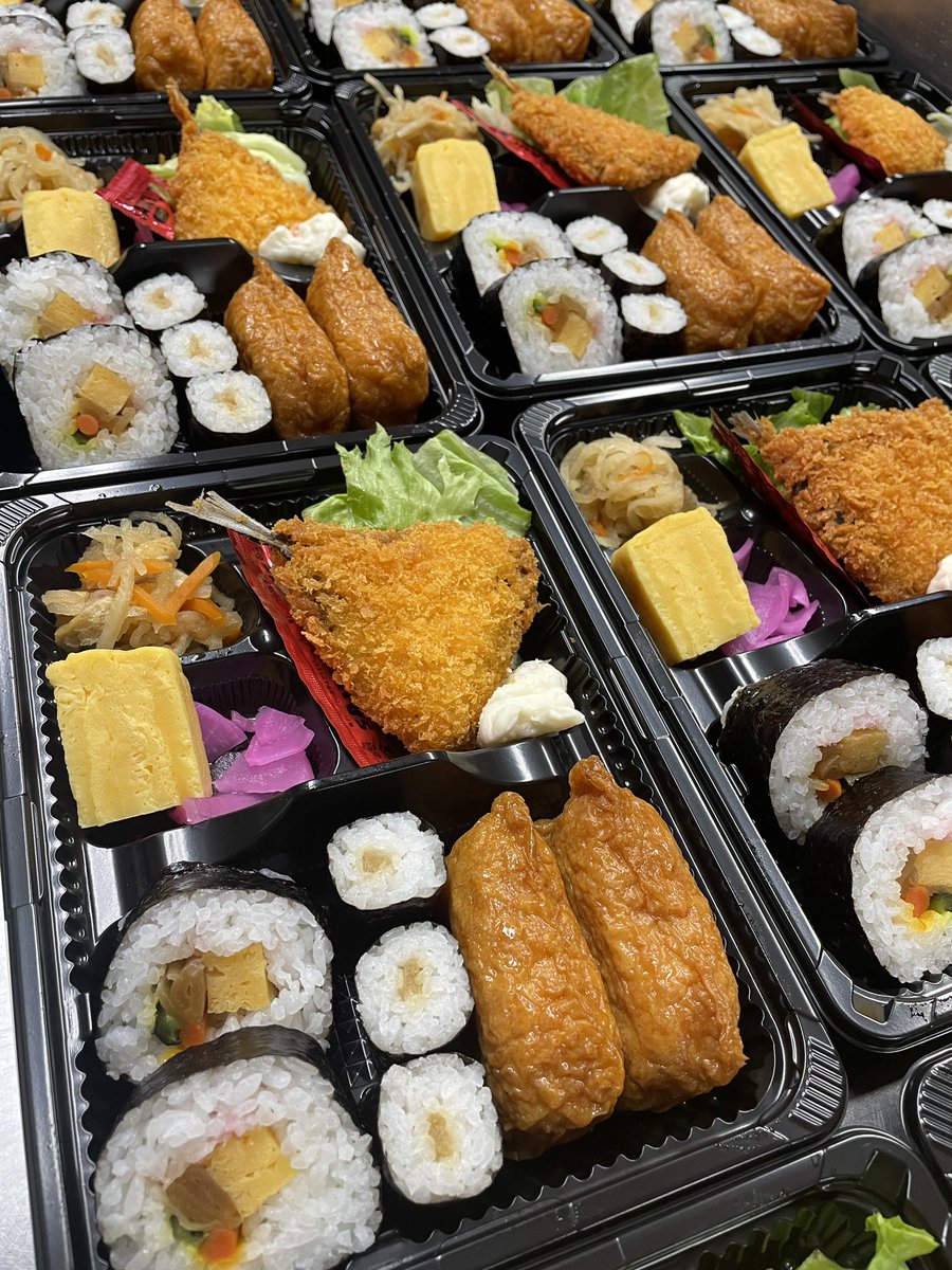 azuminodelideli's tweet photo. #本日のお惣菜 量り売りコーナーは必要な分だけお買い求めいただけます😌 仕出しはマレットゴルフ大会のワンコイン弁当でした🪙　#安曇野デリデリ　#手作り惣菜 #安曇野 #穂高 #長野 #弁当 #仕出し  #量り売り #配達 #折詰　#有機　#有機調味料　#カレーピクルス　#大会弁当　#スポーツ大会　#ロケ弁 https://t.co/xkrh97JfBx